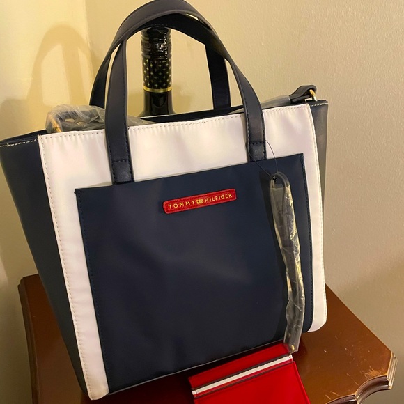 Tommy Hilfiger Handbags - Tommy Hilfiger Purse